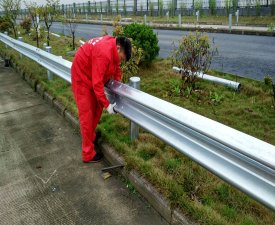 波形护栏厂家浅析下雨天高速公路上安全行驶