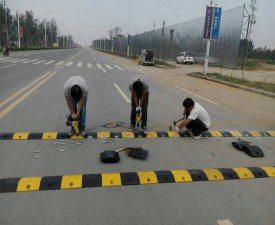 铸铁减速带{橡胶减速带}专业队伍安装